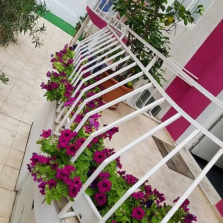 Къща за гости Flora