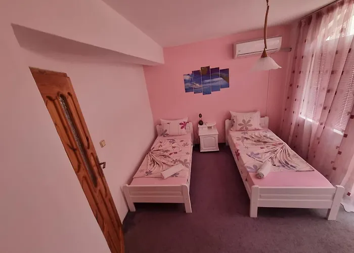 Flora ゲストハウス 3*